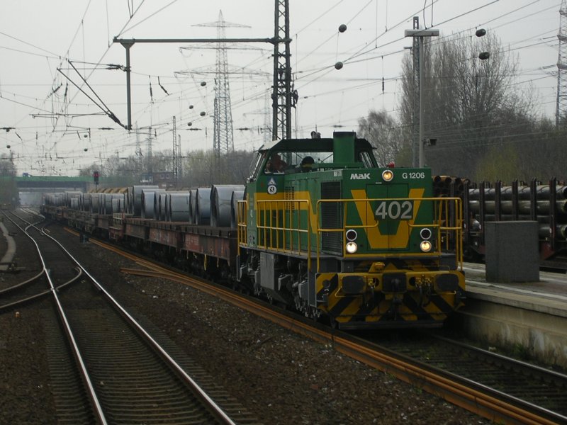 MaK G 1206 der Dortmunder Eisenbahn mit GZ beladen mit Blechrollen in Dortmund Mengede.(11.04.2008)