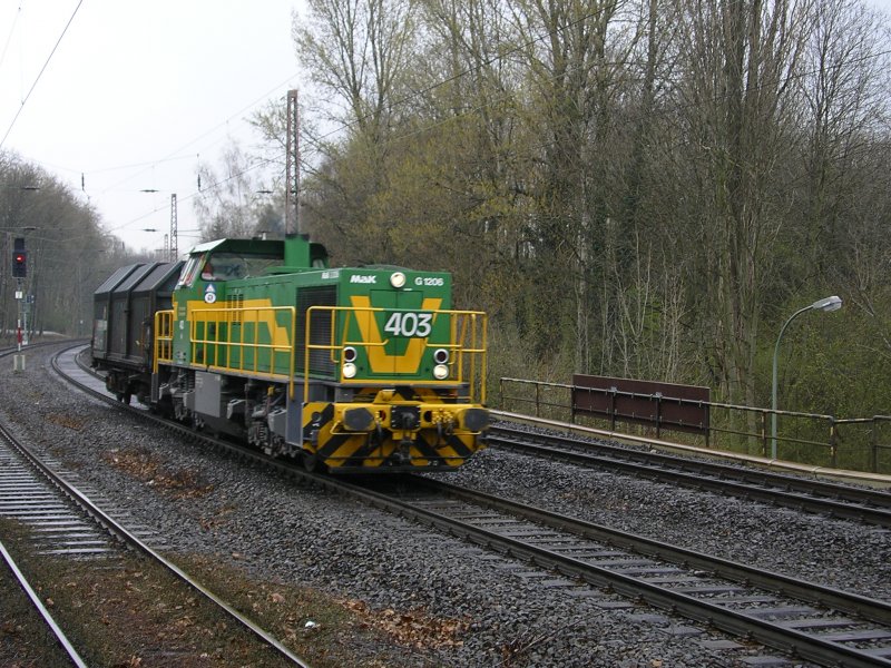 MaK G 1206 der Dortmunder Eisenbahn,403 mit einem Gterwagen.
(26.03.2008)
