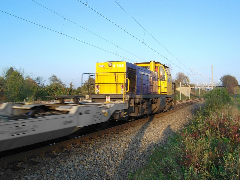 MaK G 1206 (V 144) fhrt am 31.10.08 mit einem leeren Taschenwagenzug nach Lbeck- Travemnde- Skandinavienkai hier kurz hinter Reinfeld (Holst.).