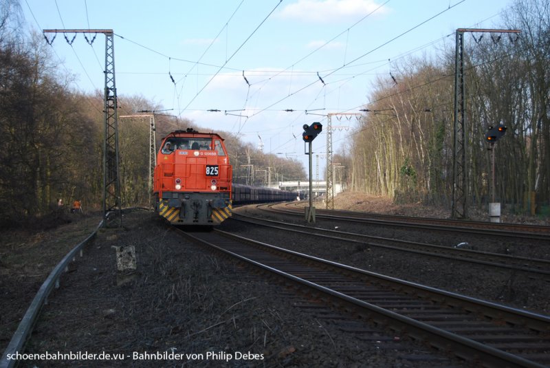 MaK G 1206BB von RBH (825) fhrt am 17. Mrz 2009 mit GZ durch Duisburg Neudorf