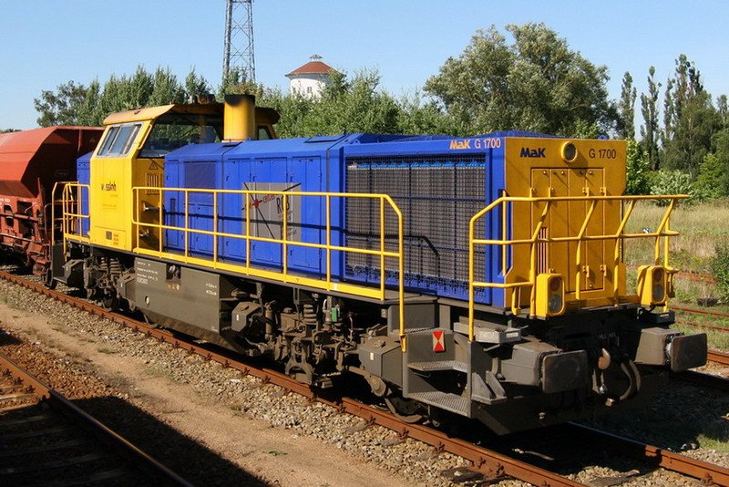 MaK G 1700 steht im Bf. Ludwigslust. Im Hintergrund der Wasserturm 09/2006

