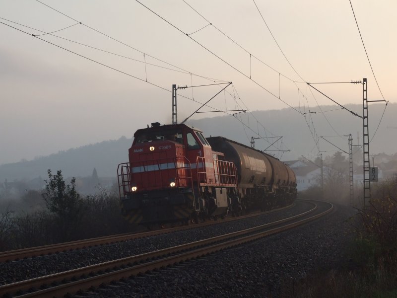 MAK G 1700BB der HGK ist am Morgen des 08.11.2008 mit ihrem Kesselwagenzug auf dem Weg in Richtung Koblenz hier bei Gau Algesheim
