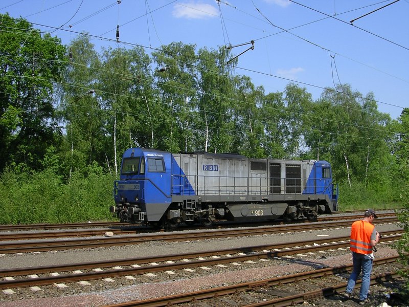 MaK G 2000 der RBH,Kollege Jrg mit Warnweste in Hamm Pelkum.An dieser Strecke ist eine Warnweste angebracht , weil es die  Rennstrecke  fr GZ ist.Der gute Mann im Bild ist Lokfhrer
bei der DB.Das Gleis links neben Ihn ist ein nichtbefahrenes  Gleis. (09.05.2008)
