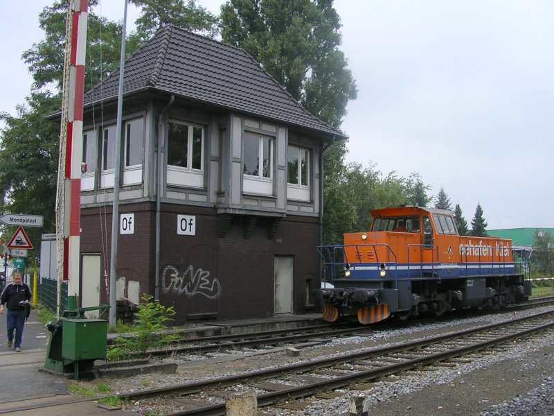 Mak G1203 Seehafen Kiel am Stellwerk Wanne Osthafen,links im Bild ist Kollege Klaus Muhs zu erkennen.(23.09.2008)