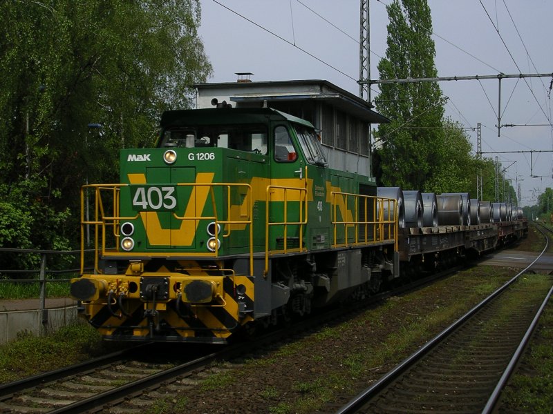 MaK G1206, 403 der Dortmunder Eisenbahn mit GZ beladen mit
Blechrollen in BO Nokia auf dem Weg nach Bochum Nord.(03.05.2008