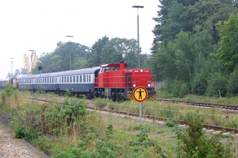 MaK G1206 von Vossloh im Bahnhof Mnchengladbach-Rheindahlen. Hinter den 3 Personenwagen kommt ein britischer Triebzug (Baureihe 450?) in Doppeltraktion der Southwest-Railways.