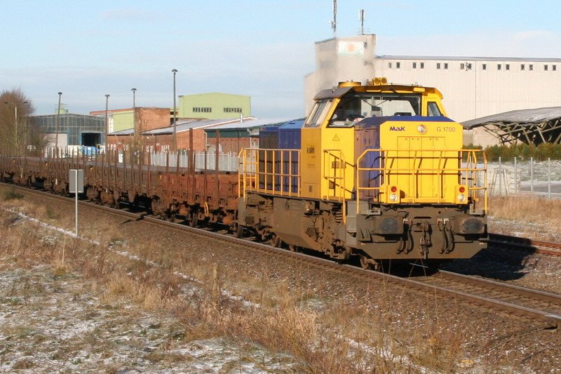 MaK G1700 mit Gterzug fhrt durch Bobitz Richtung Bad Kleinen. 01/2007