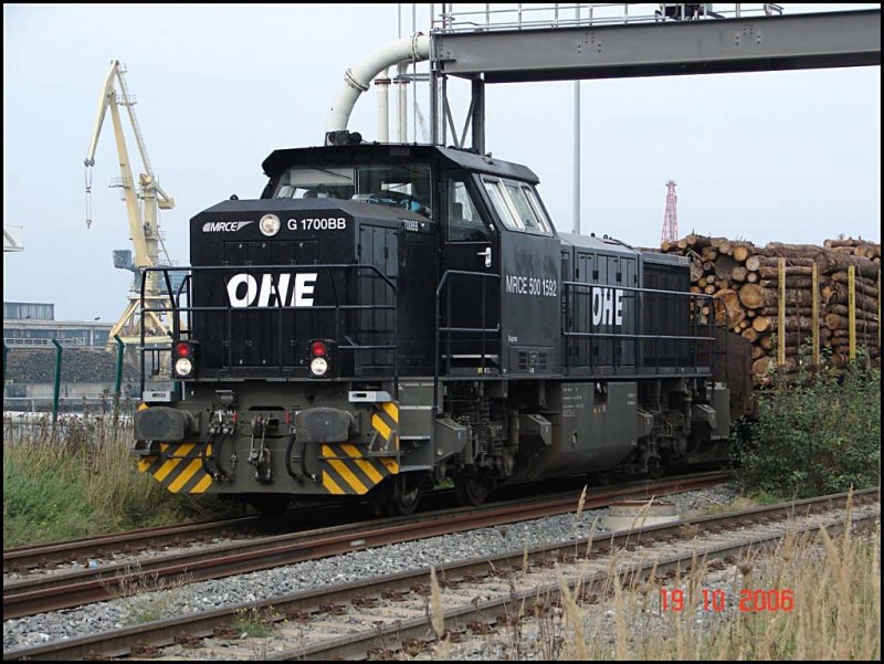 MAK G1700 von OHE macht sich mit seinen Holzwagagen bei der Ausfahrt vom verladekai im Seehafen Rostock.