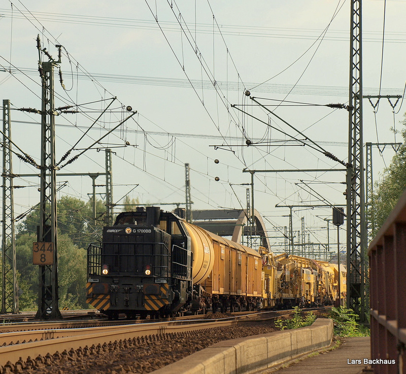 MaK G1700BB der MRCE hat am 20.08.09 einen langen Bauzug am Haken und bringt diesen nun nach Hamburg-Wilhelmsburg.