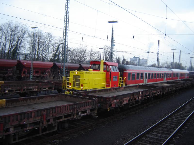 MAK G400B der Fa. Vossloh Locomotives, Moers gemietet der Personenverkehrrangierer in Ludwigshafen. Sie fahren den ganzen Tag mit Nahverkerhswagen durch die �rtliche Waschanlage