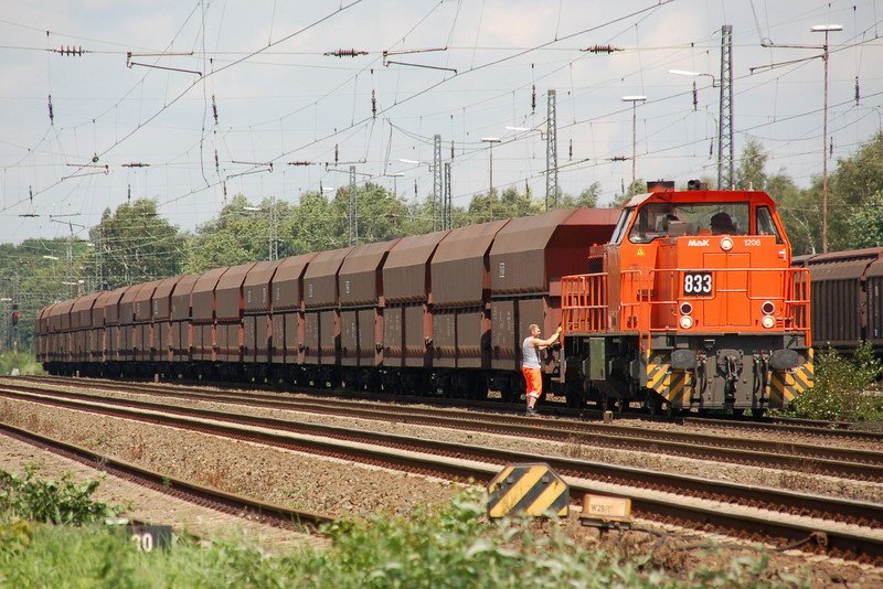 MaK Lok des Typs G 1206 der RAG/RBH (Lok Nummer 833 - ohne Firmenlogo) hat am 17.07.2007 nach Umfahren des fr diesen Bereich (Ruhrpott/Ruhrgebiet) typischen Kohlenzugs denselben gerade wieder am anderen Ende angekuppelt.