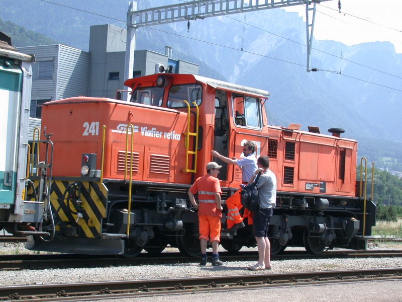 MAK Lok Gm 4/4 241 rangiert die Valserwasserwagen ins Anschlussgleis in Untervaz. (03.07.2006)
