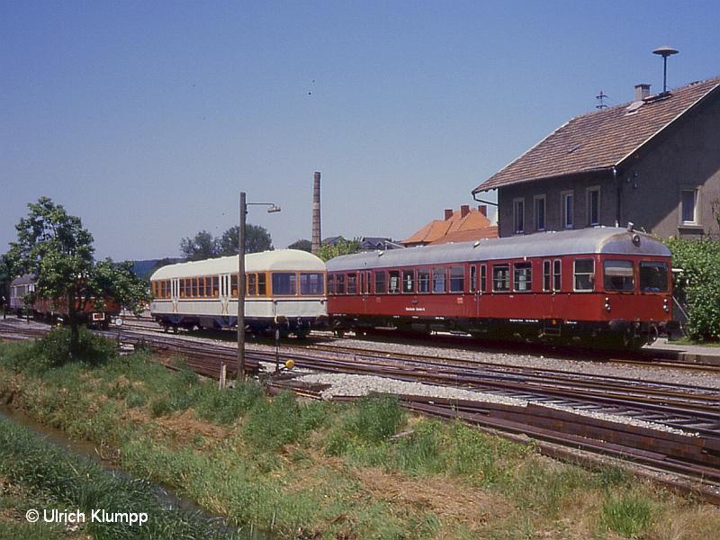 MaK VT und MaK VB (wei) der SWEG in Odenheim. Das Bild zeigt die Bahnhofsanlage vor dem Umbau zur Stadtbahn durch die AVG.