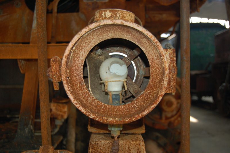 Makaber , oder? Der linke Frontscheinwerfer der ehemals im DB-Museum Nrnberg stationierten und dann ausgebrannten BR 86. Hat die Glhbirne die Hitze fast unbeschadet berstanden? Die total ausgebrannte Lok steht im Sddeutschen Eisenbahnmuseum in Heilbronn in der Wagenhalle. Aufgenommen am 16.9.2006.