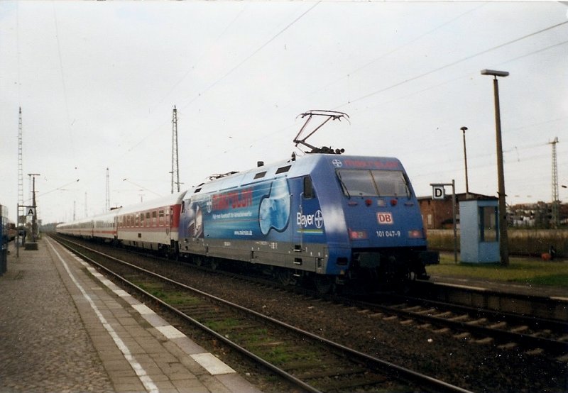 MAKROLON-Lok 101 047 beim Zwischenhalt in Bergen/Rgen.
