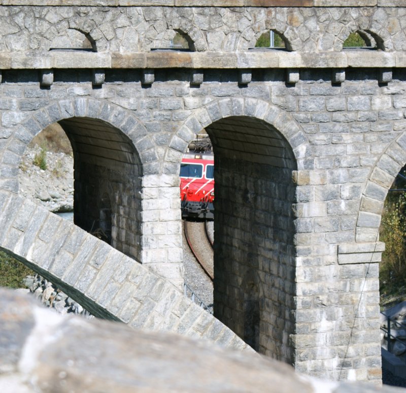 Mal eine andere Perspektive: HGe 4/4 II bei Neubrck
(26.09.2008)