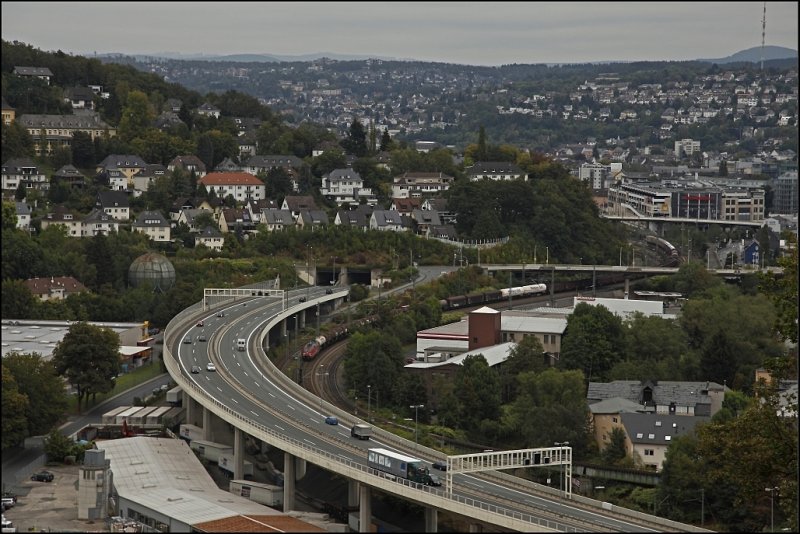 Mal ein aktuelles Stadt-Bahnbild: Nach der Berufschule musste mal dieser Fotopunkt oberhalb der Unistadt Siegen getestet werden. Eine 152er schlngelt sich durch das Stadtgebiet mit einem gemischten Gterzug am Haken. Ziel ist Gremberg. Im Vordergrund befindet sich die HTS (B54). (10.09.2009)
