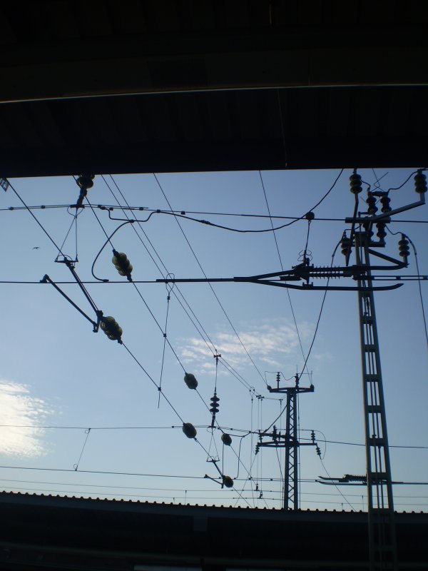 Mal ein andere Blick fr die Stromleitungen im Karlsruher Hbf.