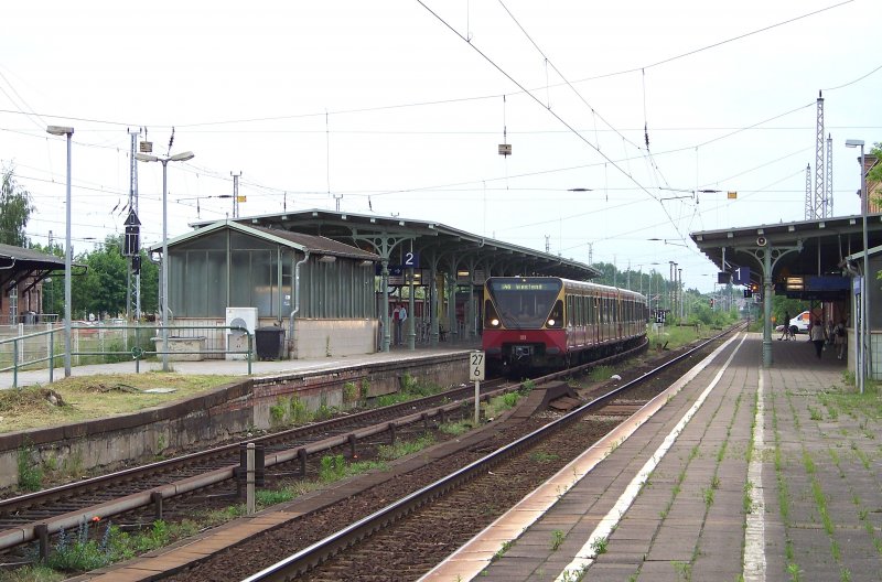 Mal ein kleiner berblick ber den Bahnhof von Knigs Wusterhausen. Im Hintergrund steht noch eine S-Bahn bereit, welche eine Reise nach Westend vor sich hat. 22.05.2009