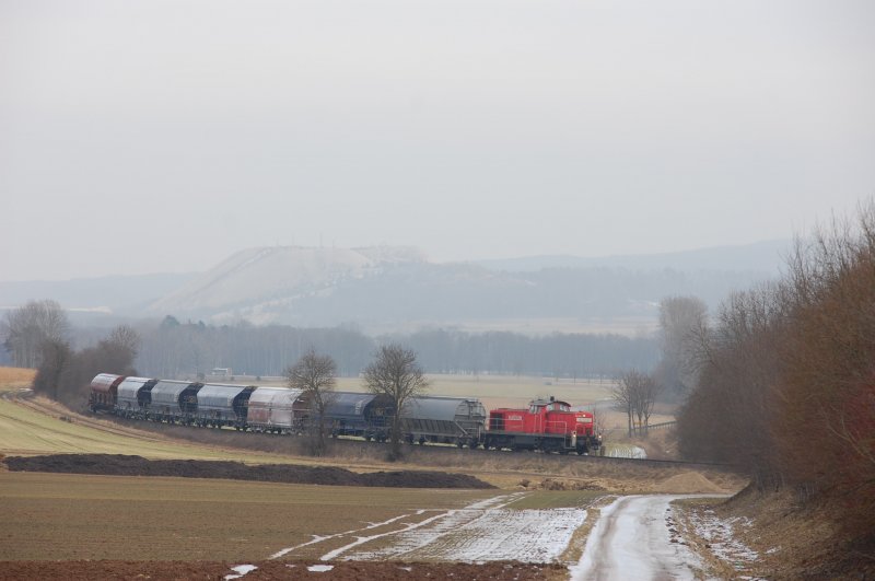 Mal ein neuer Fotostandpunkt: 294 685 mit Gterzug zwischen Hirschau und Gebenbach am 06.02.2009 im Hintergrund ragt aus dem Nebel der Monte-Kaolino. (Strecke Amberg-Schnaittenbach)