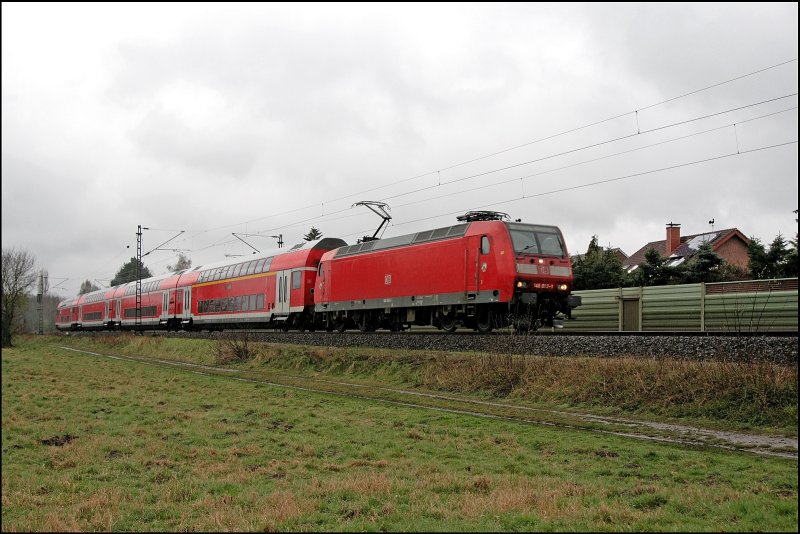 Mal ein Regenbild vom April: 146 002 ist bei Haltern am See mit dem RE2 RE 10215)(?)  Rhein-HAARD-Express  von Mnchengladbach Hbf nach Mnster(Westf)Hbf unterwegs. (05.04.2008)