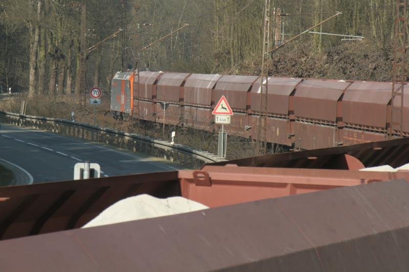 Mal eine etwas andere Perspektive. 185 640 zieht mit gro�er Bremswirkung einen Kalkschotterzug die Rampe bei H�ttenrode talw�rts. Am Zugende befindet sich 185 641; 02.04.2009