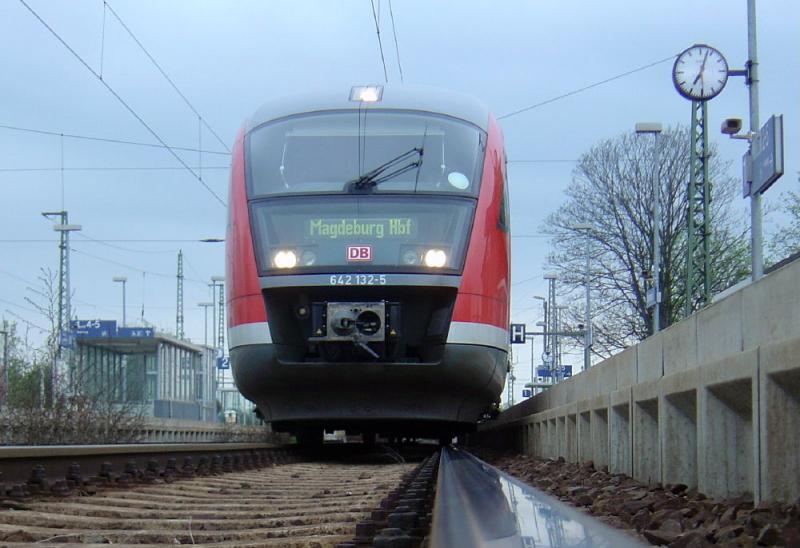 Mal eine etwas andere Perspektive. 642 132 wartet am 29.04.2005 im Bahnhof Smmerda auf den SEV aus Erfurt um anschlieend als RE nach Magdeburg zu fahren.