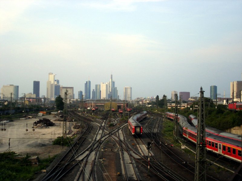 Mal etwas anderes. Das BW1 in Frankfurt/M. Im Hintergrund sieht man die Skyline Frankfurts.