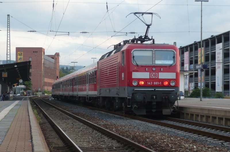 Mal ist´s ne 110, dann ne 111 und nun ne 143, besser gesagt die noch nie gesehene 143 881-1, die sich diesmal hinterm Haken des IRE aus Stuttgart befand.
(Reutlingen Hbf, den 9.07.09 um 19.51 Uhr).