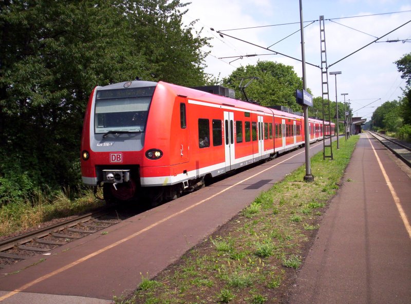 Mal was Seltenes. Auf der Rhein-Niers-Bahn (Wesel-Duisburg-M´glabdach-Aachen) sind im Moment 426+425 im Einsatz. Hier 426 016 und 425 071 am 10.07.2006 in Hckelhoven-Baal