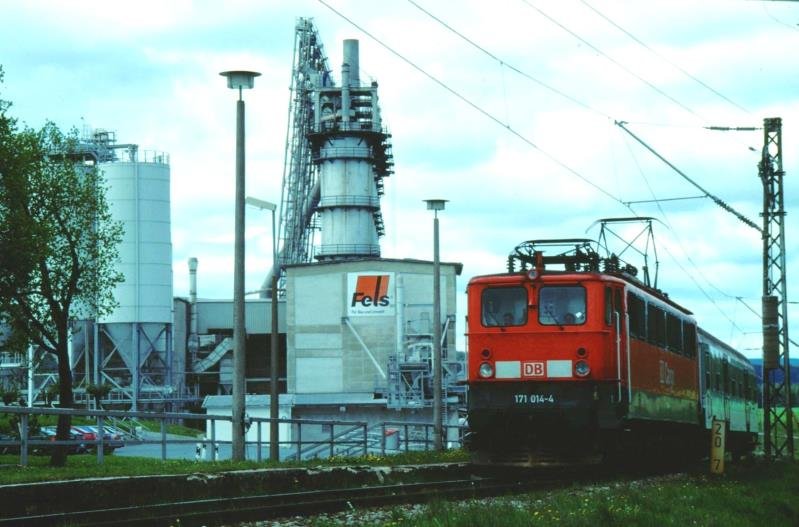 Mal wieder ein Foto aus lngst vergangenen Tagen. Einer der letzten Personenzgen auf der Strecke Knigshtt-Elbingerode hlt im Mai 1999 am Haltepunkt Hornberg.