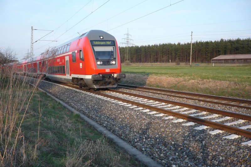 Mal wieder ein moderner RE aus Stuttgart, eigentlich schade, dass man nur noch selten die M�glichkeit hat, die Karlsruher Steuerwagen abzulichten... - auf der anderen Seite spielt Komfort, Modernit�t eine bedeutsame Rolle. Es wird halt immer etwas sein, aber eines Tages... ; (8.04.09)