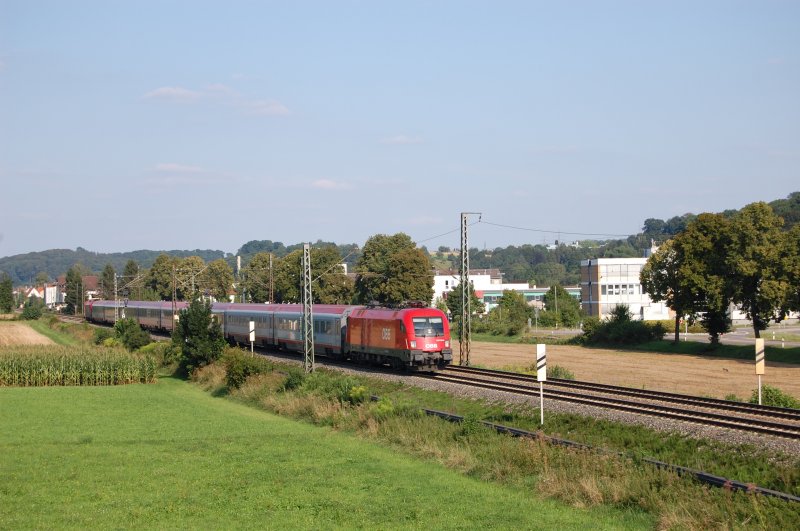 Mal wieder mit einer ordentlichen Versptung war am 6.8.2009 der Starzug des Filstals, der EC 112, der im Taurus-Sandwich gefahren wird, unterwegs. Doch mit ein wenig Geduld konnte er doch noch bei km 30 auf den Chip gebannt werden. 