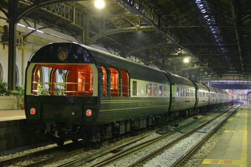 Malaysia: Der legedre Eastern&Oriental Express macht auf seiner Fahrt von Singapore nach Bangkok in der Railway Station Kuala Lumpur halt.(23.2.2005)