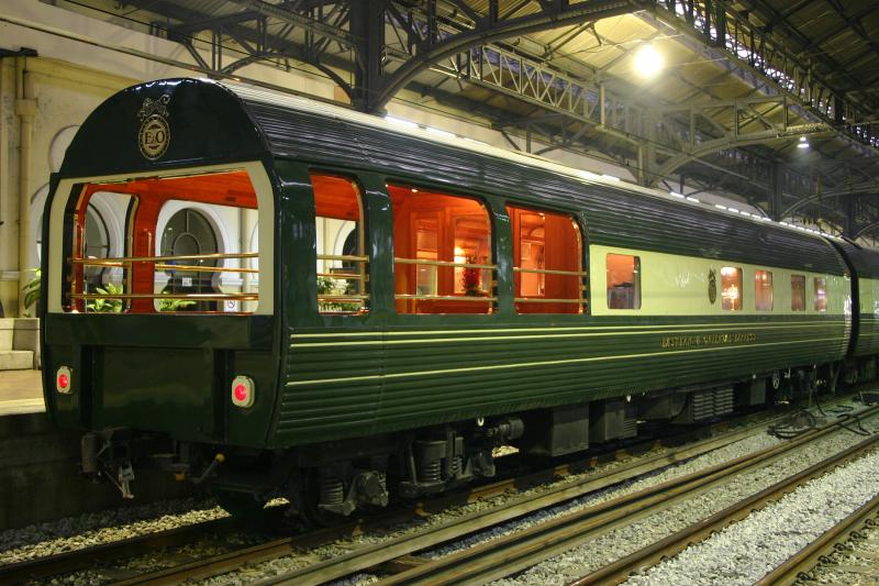 Malaysia: Der legendre Eastern&Oriental Express macht auf seiner Fahrt von Singapore nach Bangkok in der Railway Station Kuala Lumpur halt.(23.2.2005)