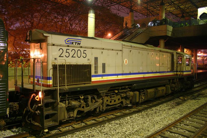 Malaysia: Diesellok 25205 der KTM dient dem legendre Eastern&Oriental Express als Vorspannlok bei seiner Fahrt durch Malaysia. Hier beim halt in der Hauptstadt Kuala Lumpur. (23.2.2005)