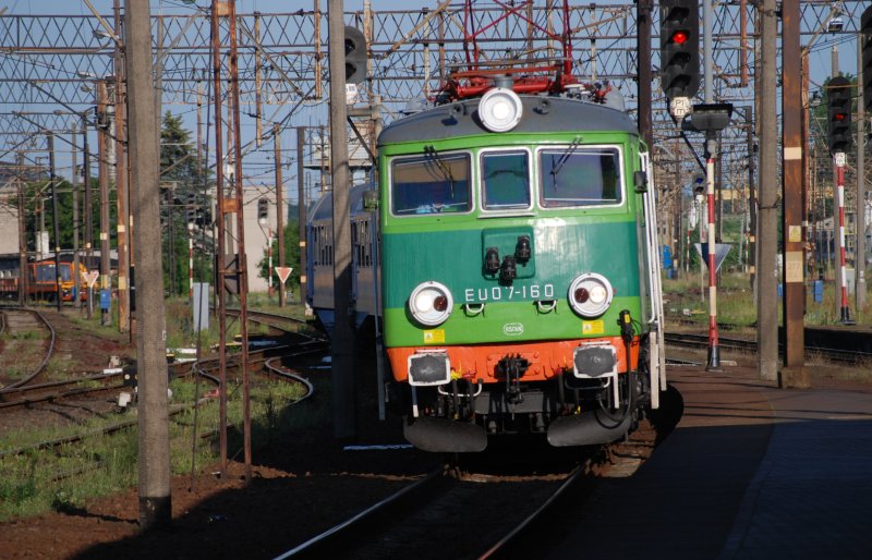 MALBORK (Woiwodschaft Pommern/Kreis Malbork), 19.06.2007, EU07-160 bei der Einfahrt in den Bahnhof Malbork