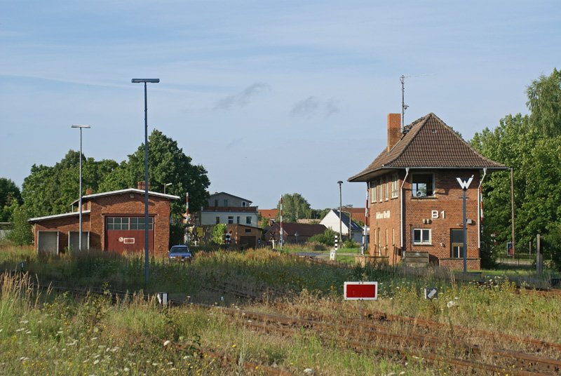 Malchow Stellwerk B 1 mit Lokschuppen, Ausfahrt Richtung Karow, 25.07.2008.