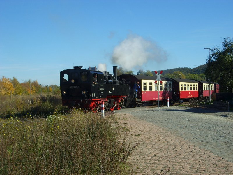 Mallet 5906 hatte am 13.Oktober 07 mit 99 6001 im Selketal dienst. Hier sieht man sie aus dem Bahnhof gGernrode nach Quedlinburg ausfahren.