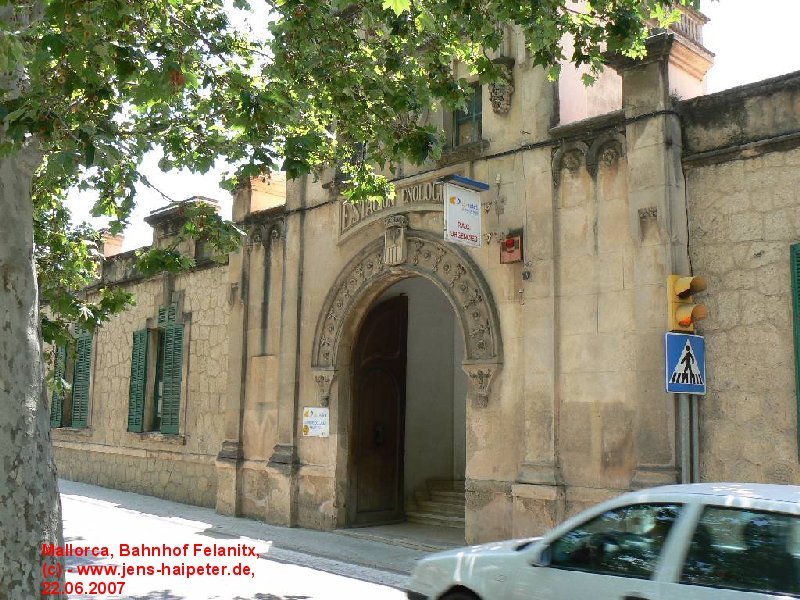 Mallorca, der ehemaliger Bahnhof von Felanitx ist heute eine Klinik. Blick auf das Portal. Dieser Bahnhof war recht grozgig angelegt. Foto: 22.06.2007