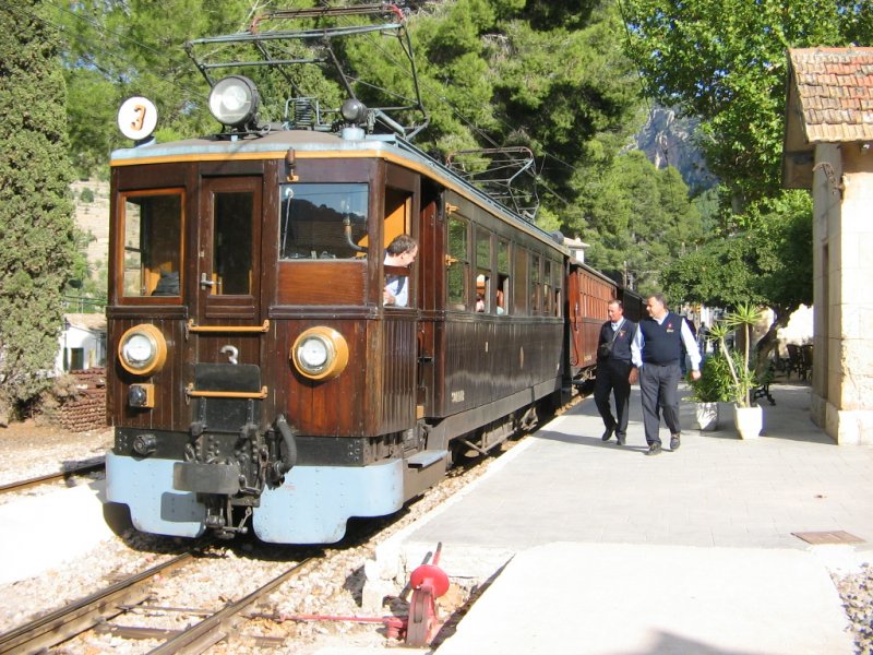 Mallorca,06.11.06,Bahnhof Bunyola,der Touristenzug auf dem Rckweg Richtung Palma wartet abfahrbereit.
