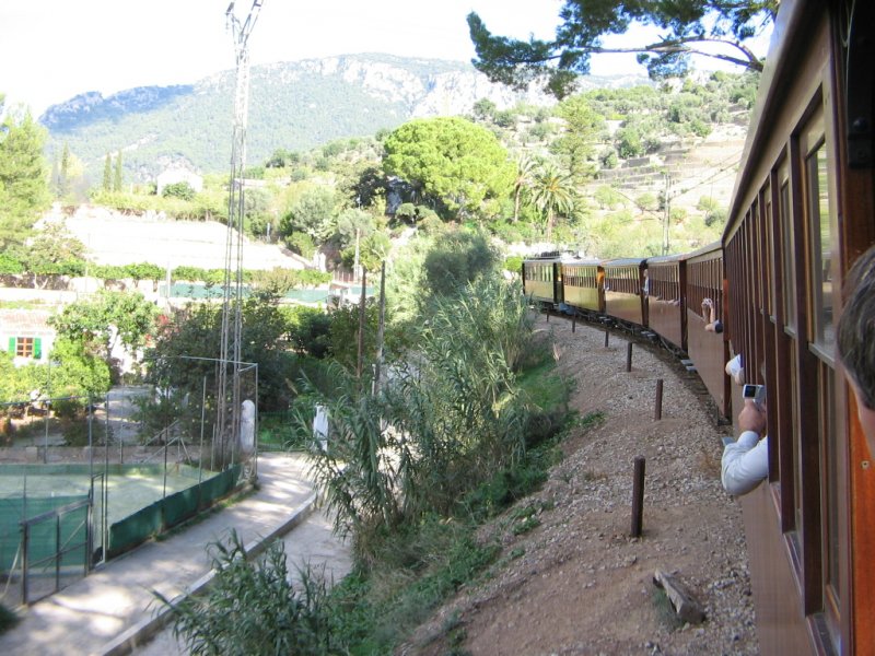 Mallorca,06.11.06,der berfllte Touristenzug verlt Bunyola in Richtung Soller.Hier beginnt die erste Steigung in Richtung Soller,hier geht es ins Tramuntanagebirge.