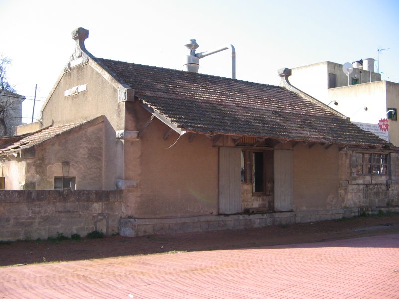 Mallorca/Arta,03.01.06,Bf.Arta,Gterschuppen von der Gleisseite gesehen.