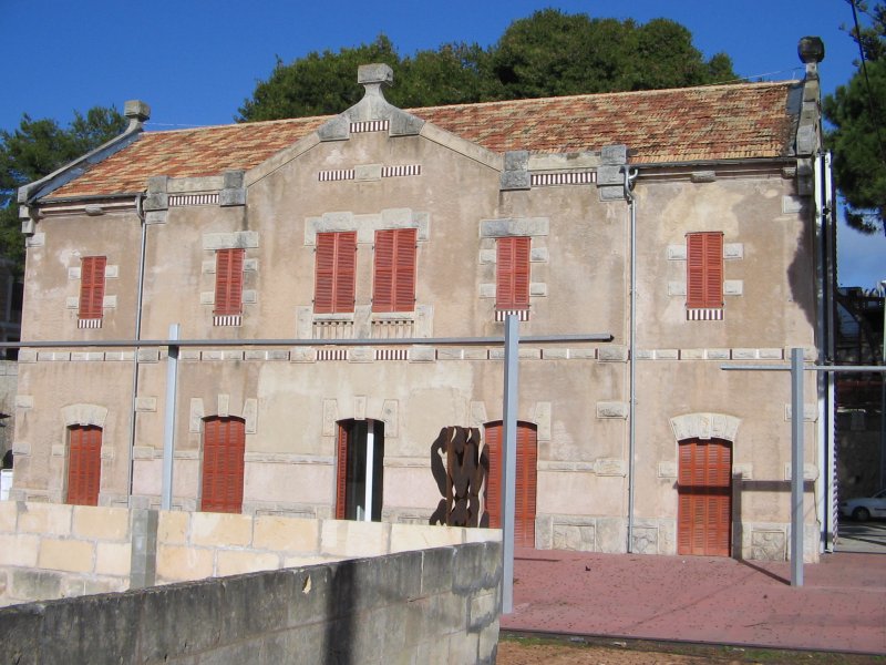 Mallorca/Arta,03.01.06,Bf.Arta,von der Gleisseite gesehen,im unteren Bildteil,links,ist die Mauer des Kohlelagers zu erkennen.