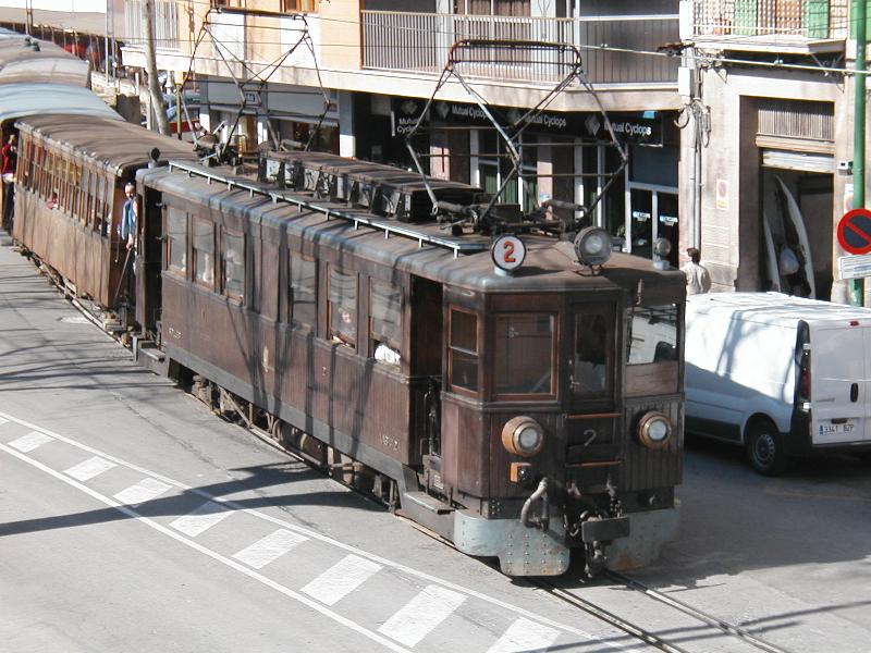 Mallorca,Ausfahrt des Zuges nach Sollraus dem Bhf.Palma 
am 05.03.03. Streckenerffnung 16.April 1912(Einen
Tag zuvor versank die Titanic im Atlantik)