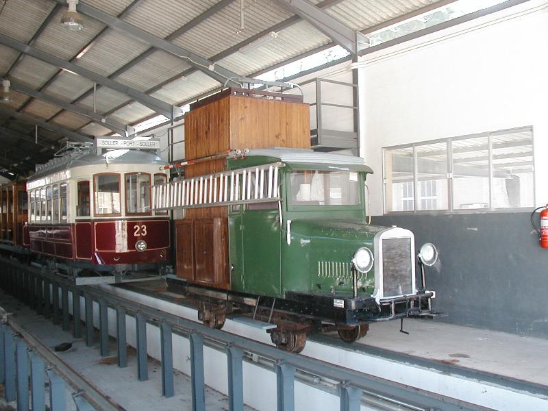 Mallorca,Draisine der Sollrbahn im neuen Depot in Sollr,dahinter ein ex.Lissaboner Tram (04.03.03)