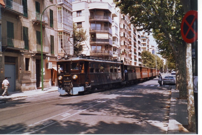 Mallorca/Palma,August 2004,TW 4 hat Einfahrt in den Bf.Palma.