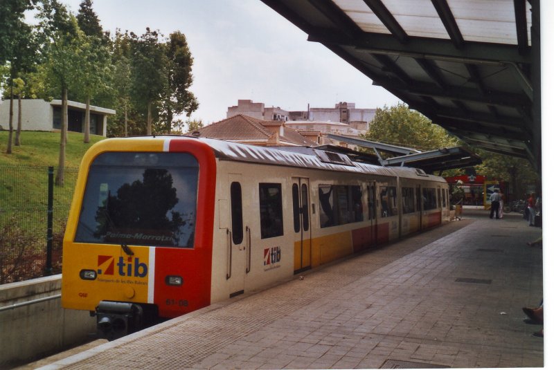 Mallorca/Palma,August 2004,VT 61-08 im Bf.Palma wartet abfahrbereit in Richtung Marratxi.