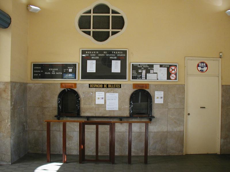 Mallorca,Schalterhalle des  Sollr Bahnhofs  in Palma am 05.03.03
Hier drngen sich jhrlich tausende von Touristen um ein Billet fr den Zug nach Sollr zu kaufen,um dort auf die Tramway umzusteigen,die sie zum Hafen bringt