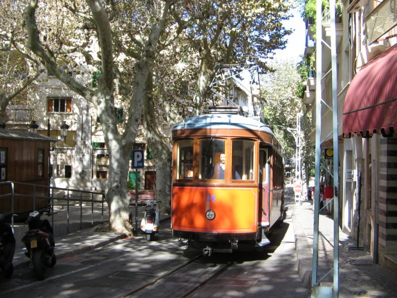 Mallorca/Soller,06.11.06,TW 24 kurz vor dem Bf.Soller.